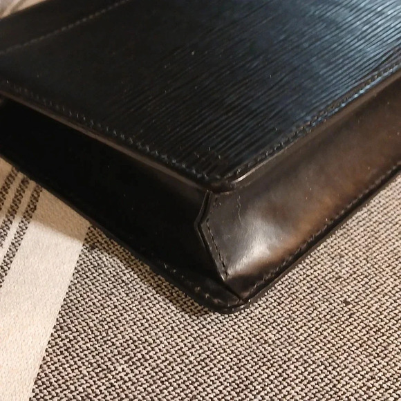 Louis Vuitton Black Epi Clutch Bag - Picture 7 of 16